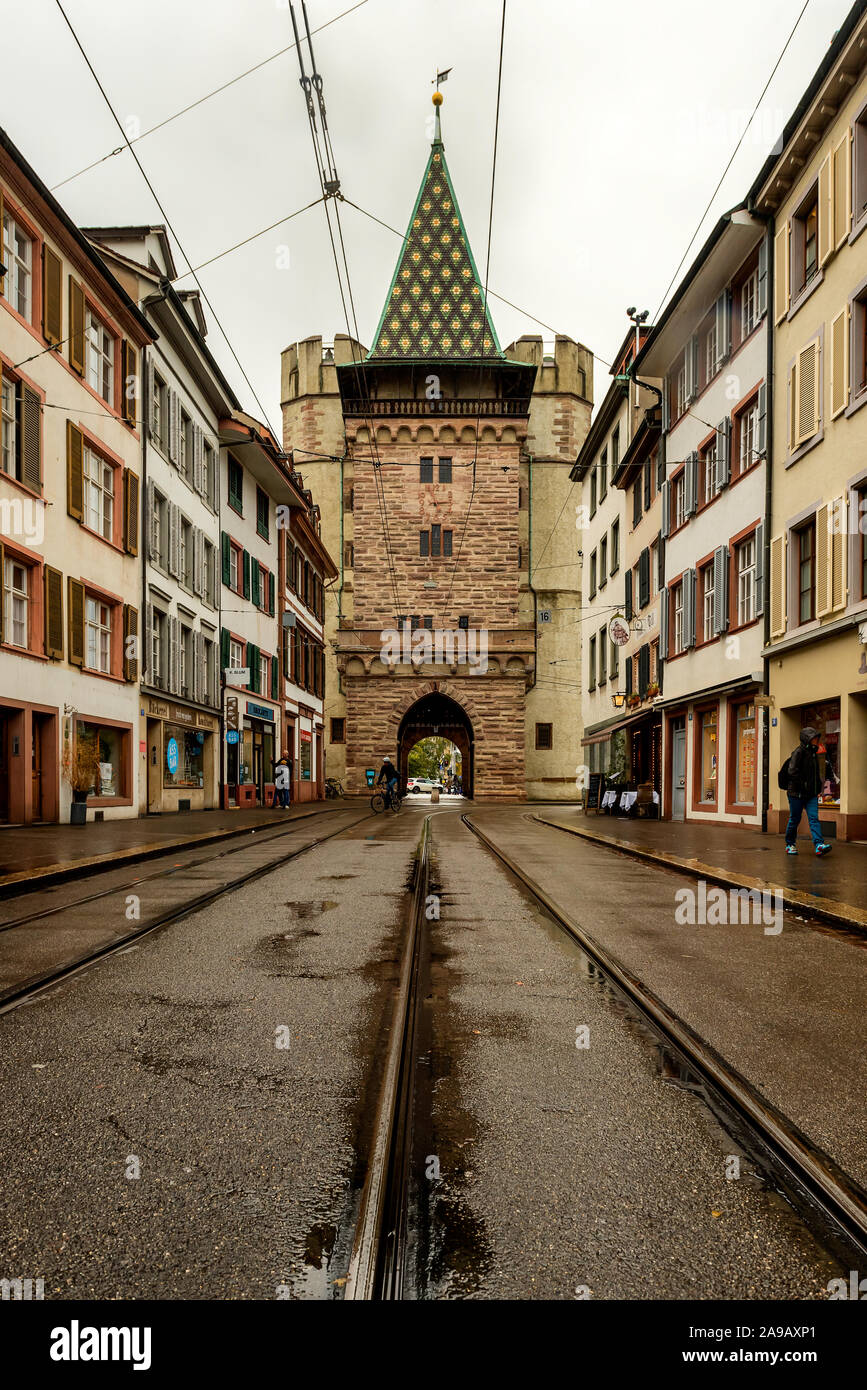 Basel, Svizzera - 04 novembre 2019. Vista di Spalentor cancello sulla strada Spalenvorstadt a Basilea, con edifici storici e i binari del tram Foto Stock