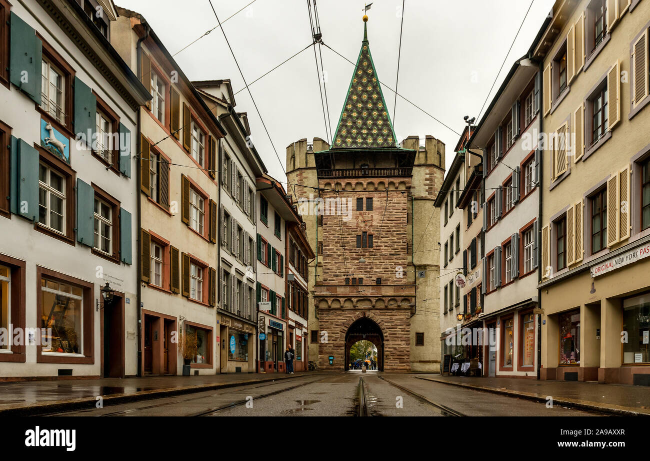 Basel, Svizzera - 04 novembre 2019. Vista di Spalentor cancello sulla strada Spalenvorstadt a Basilea, con edifici storici e i binari del tram Foto Stock