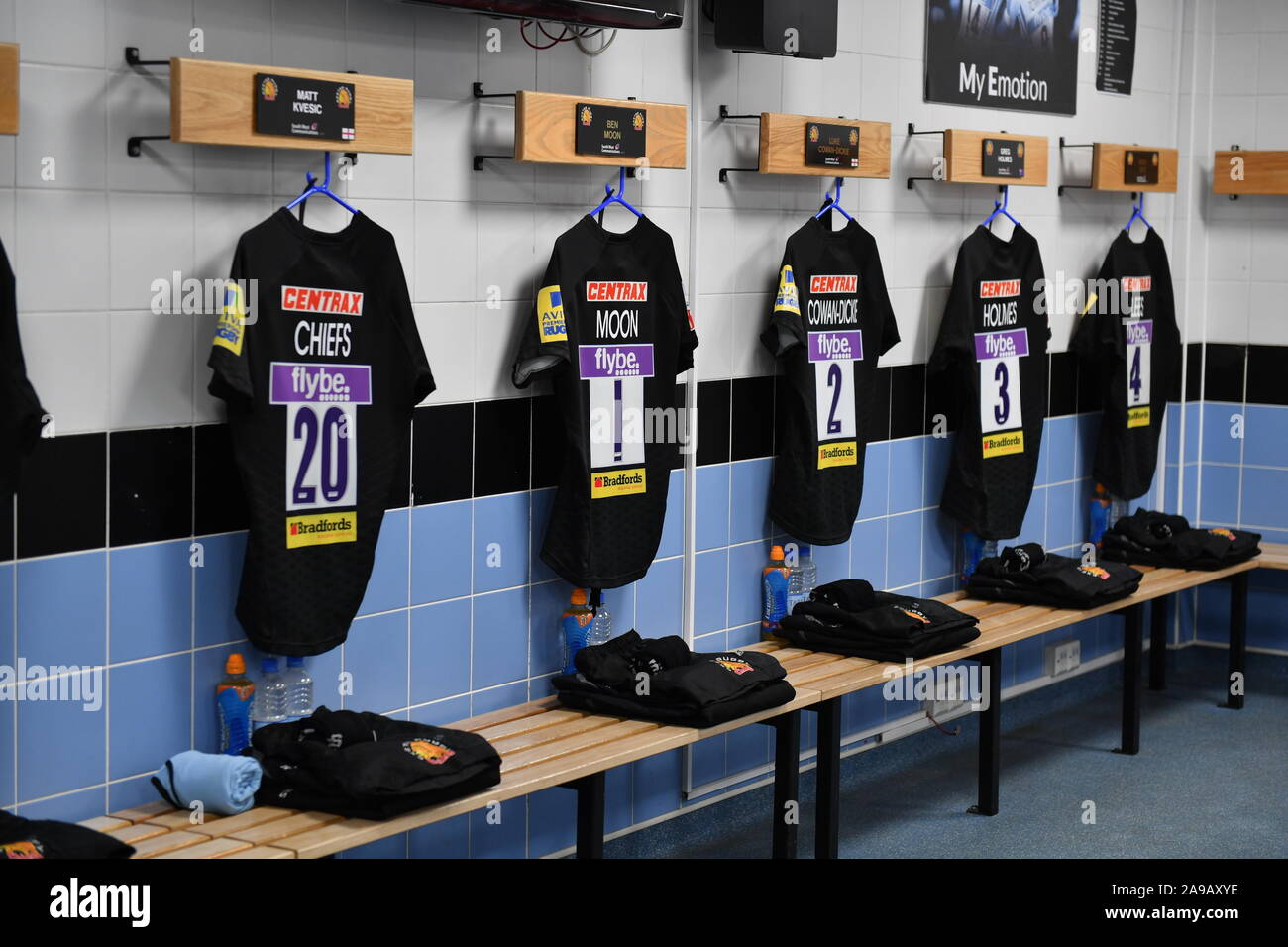 Magliette appese nello spogliatoio di casa dei giocatori al Sandy Park, sede dell'Exeter Chiefs rugby Union Football Club RFU Foto Stock