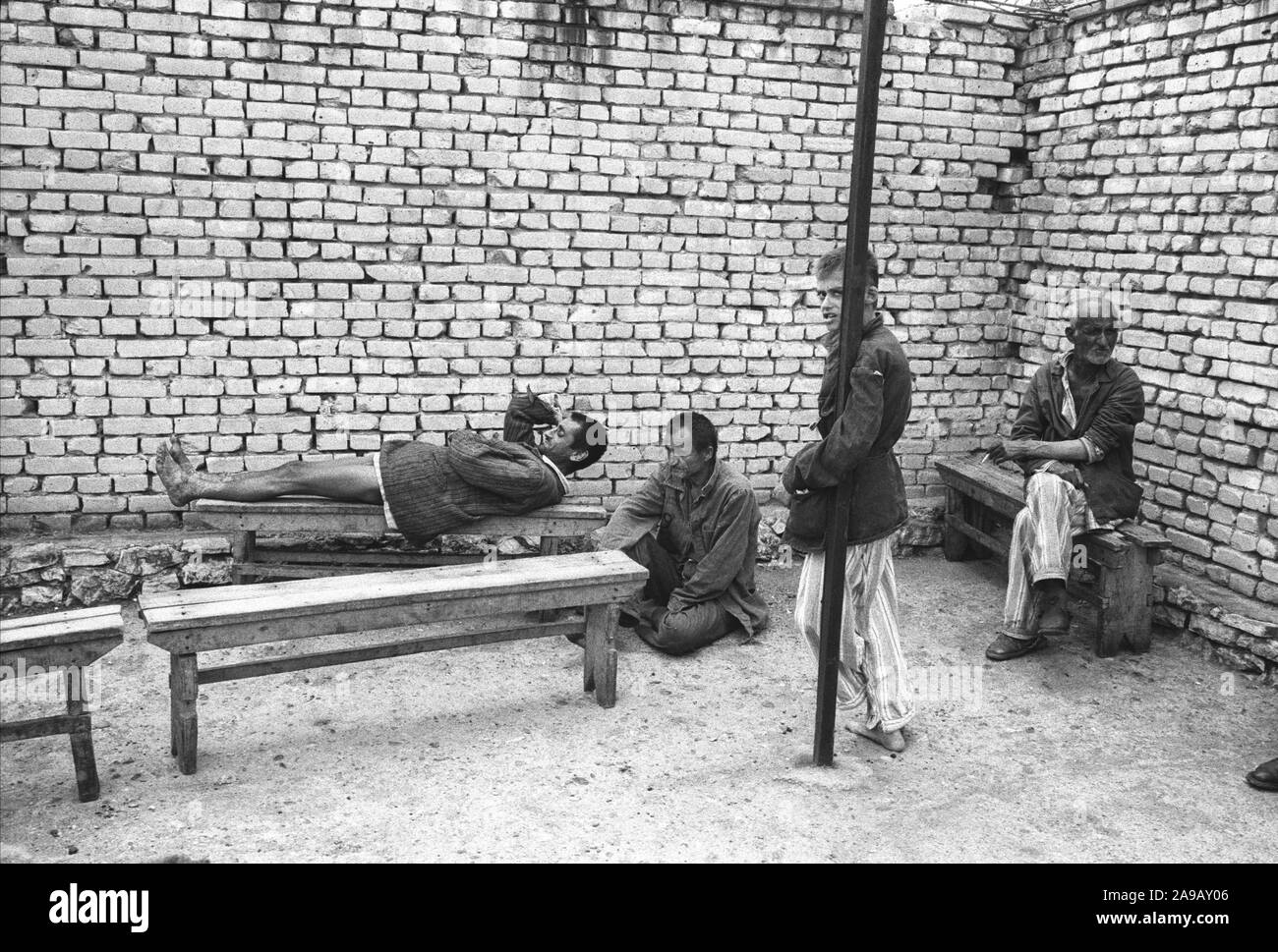 Pazienti in ospedale psichiatrico, (Fier ?) , Albania, 1992. Foto Stock