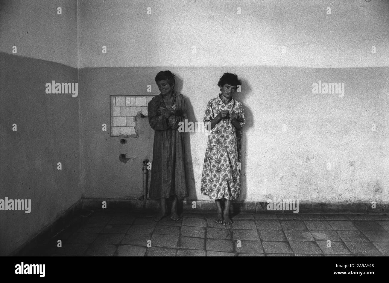 Pazienti in ospedale psichiatrico, (Fier ?) , Albania, 1992. Foto Stock