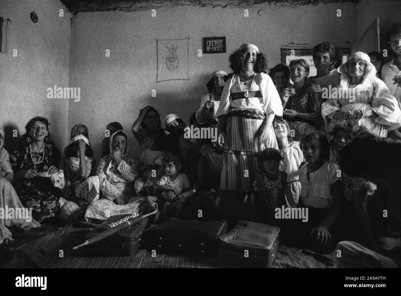 Jubani, Albania. 1992. La discussione da famiglie prima di un matrimonio. Foto Stock