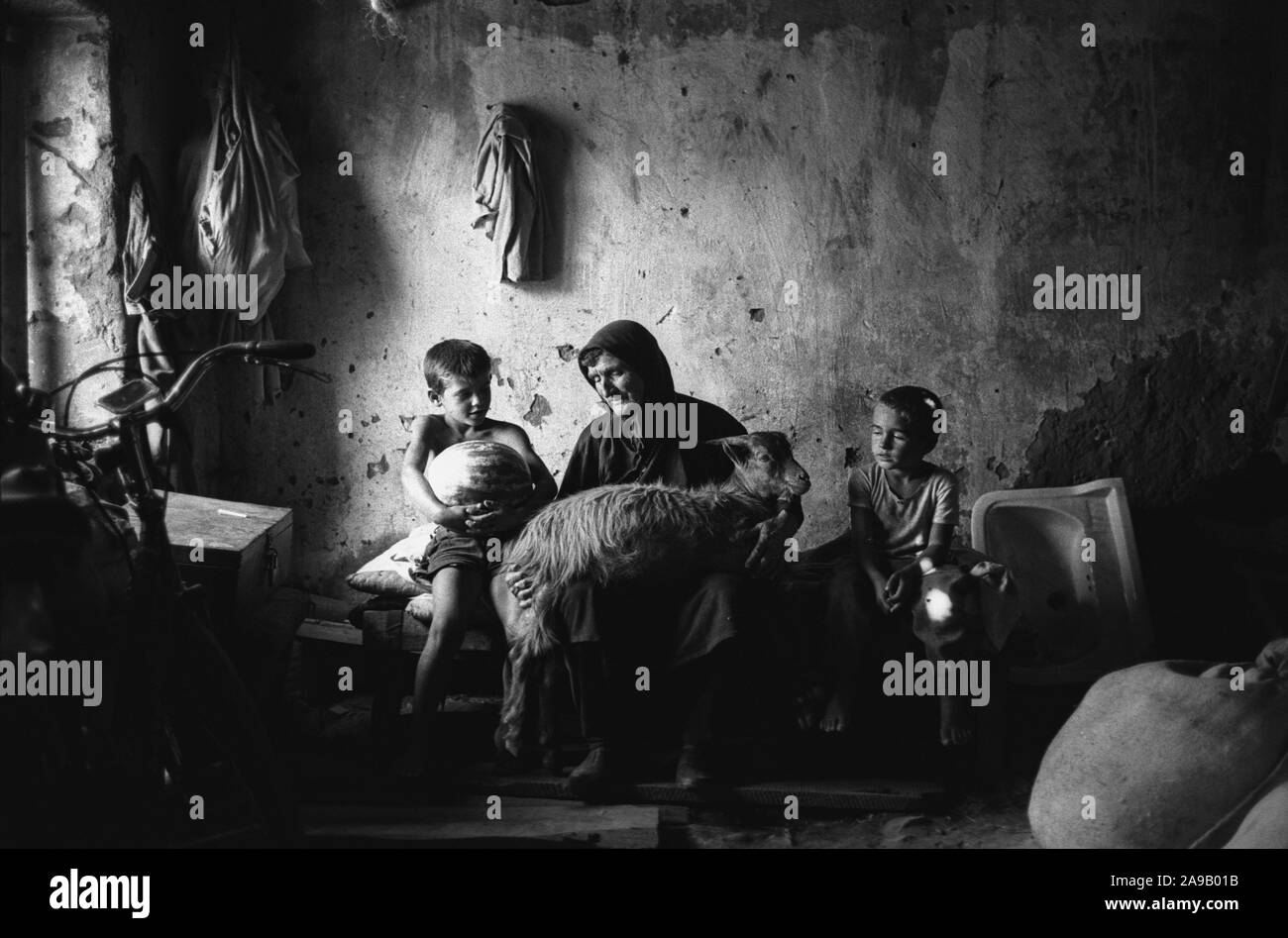 La famiglia Pali in Torrovic, Albania. 1992. Foto Stock