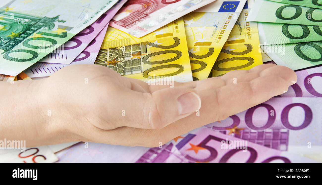 La mano e le banconote in euro da vicino Foto Stock