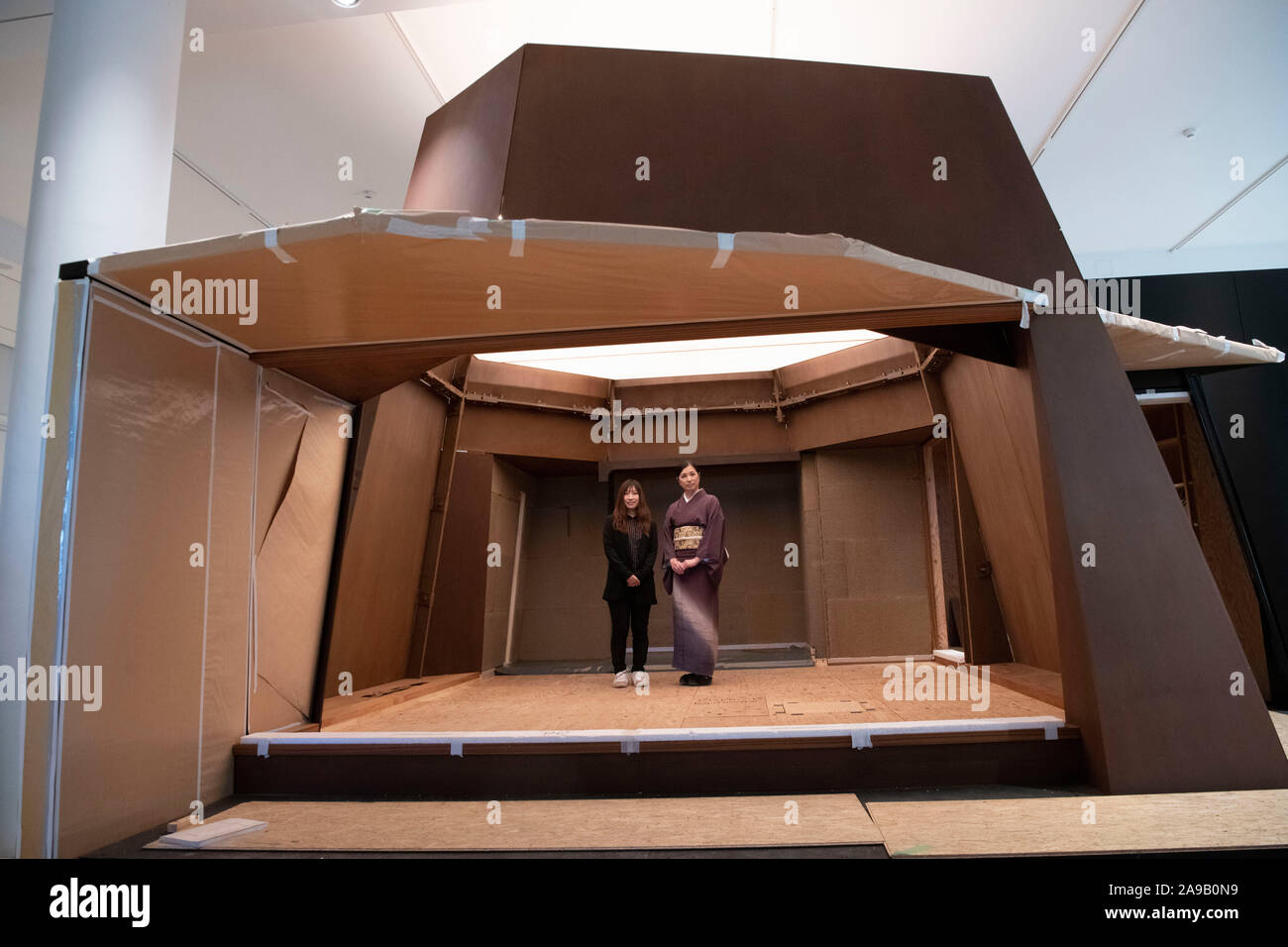 Berlino, Germania. Xiv Nov, 2019. Site Manager Saki Nakano (sinistra) e tea master Socho Nobuko Sugai-Baumgarten sono in piedi la casa del tè è attualmente in costruzione nel Forum di Humboldt. Credito: Paolo Zinken/dpa/Alamy Live News Foto Stock