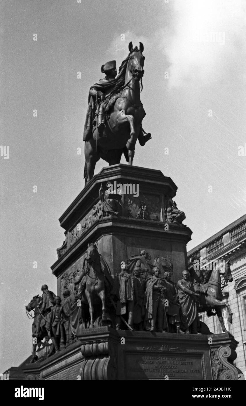 Una passeggiata a piedi attraverso berlino, qui: Federico II monumento, Germania 1930s. Foto Stock