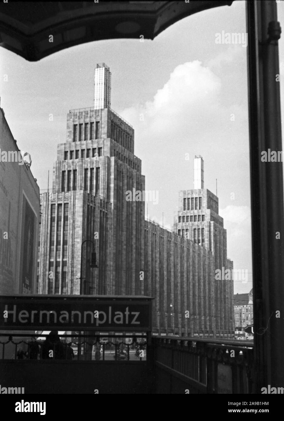 Una passeggiata a piedi attraverso berlino, qui: Torre del Karstadthaus a Hermannplatz, Germania 1930s. Foto Stock