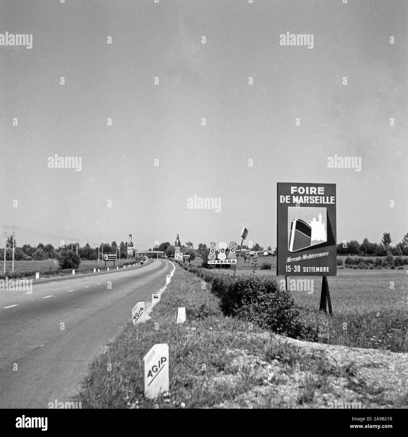 AGIP display advertising presso l'autostrada tra Milano e Navarra, Italia degli anni cinquanta. Foto Stock