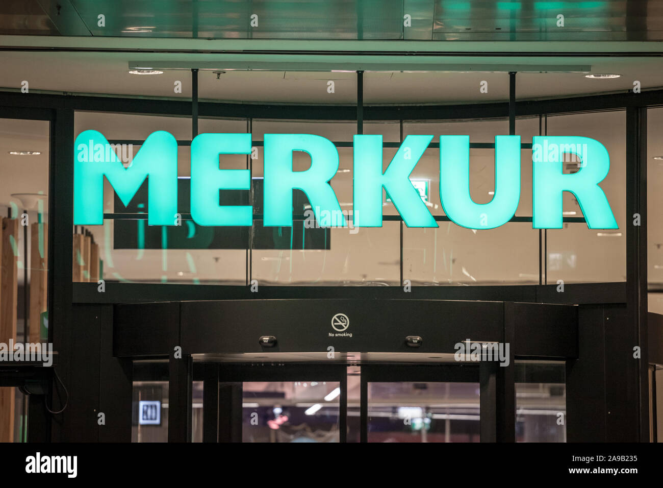 VIENNA, Austria - 6 Novembre 2019: Merkur logo del supermercato di fronte al loro negozio locale di Vienna. Pare di Rewe International, Supermarkt Merkur è Foto Stock
