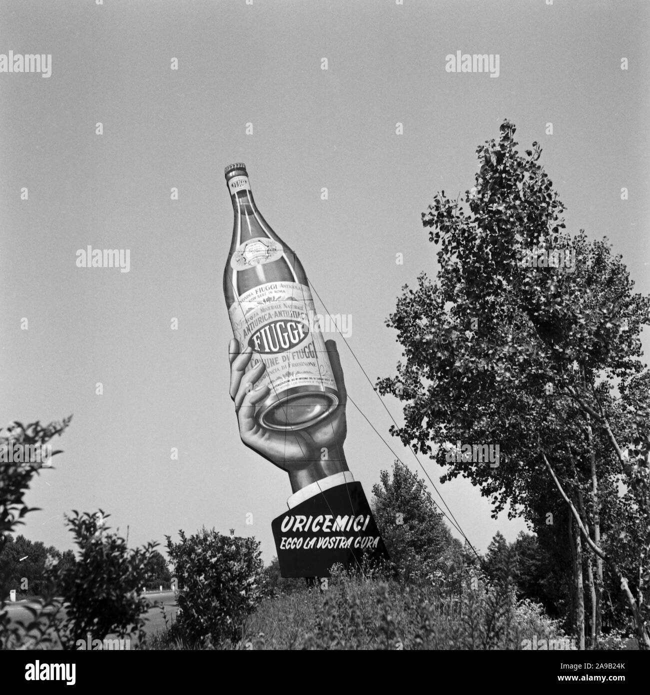 Fiuggi display advertising presso l'autostrada tra Milano e Navarra, Italia degli anni cinquanta. Foto Stock