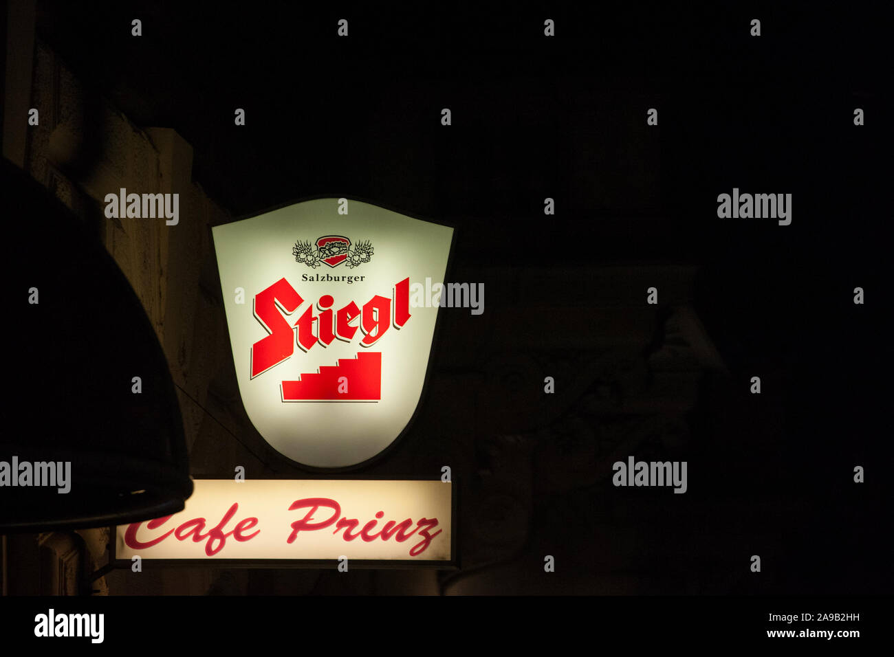 VIENNA, Austria - 6 Novembre 2019: il Logo della birra Stiegl davanti a un locale bar e cafè a Vienna. Stiegl bier è un iconico Austrial birra chiara, l'Inferno Foto Stock