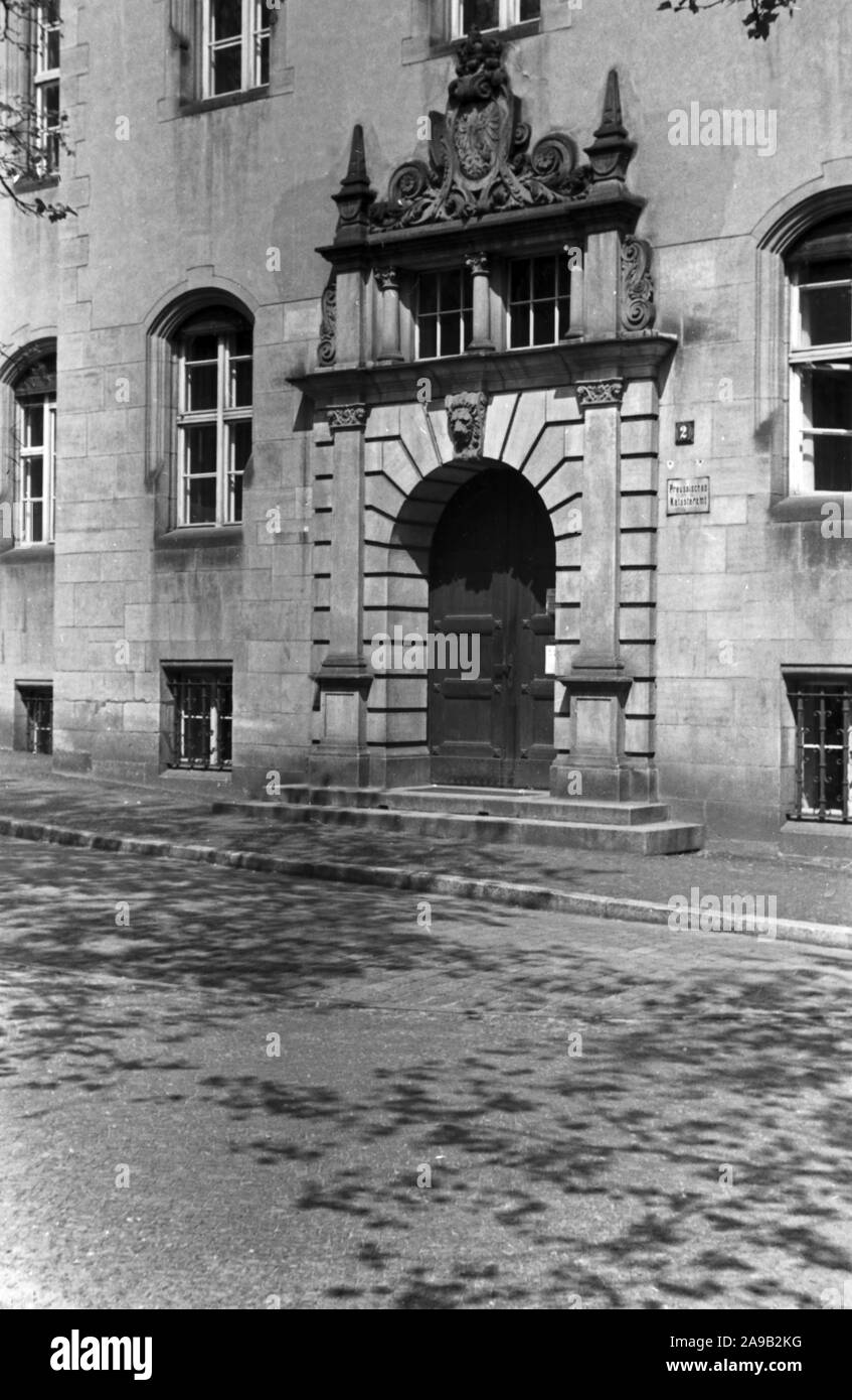 Facendo una passeggiata attraverso la città di Cottbus, Germania 1930s. Foto Stock