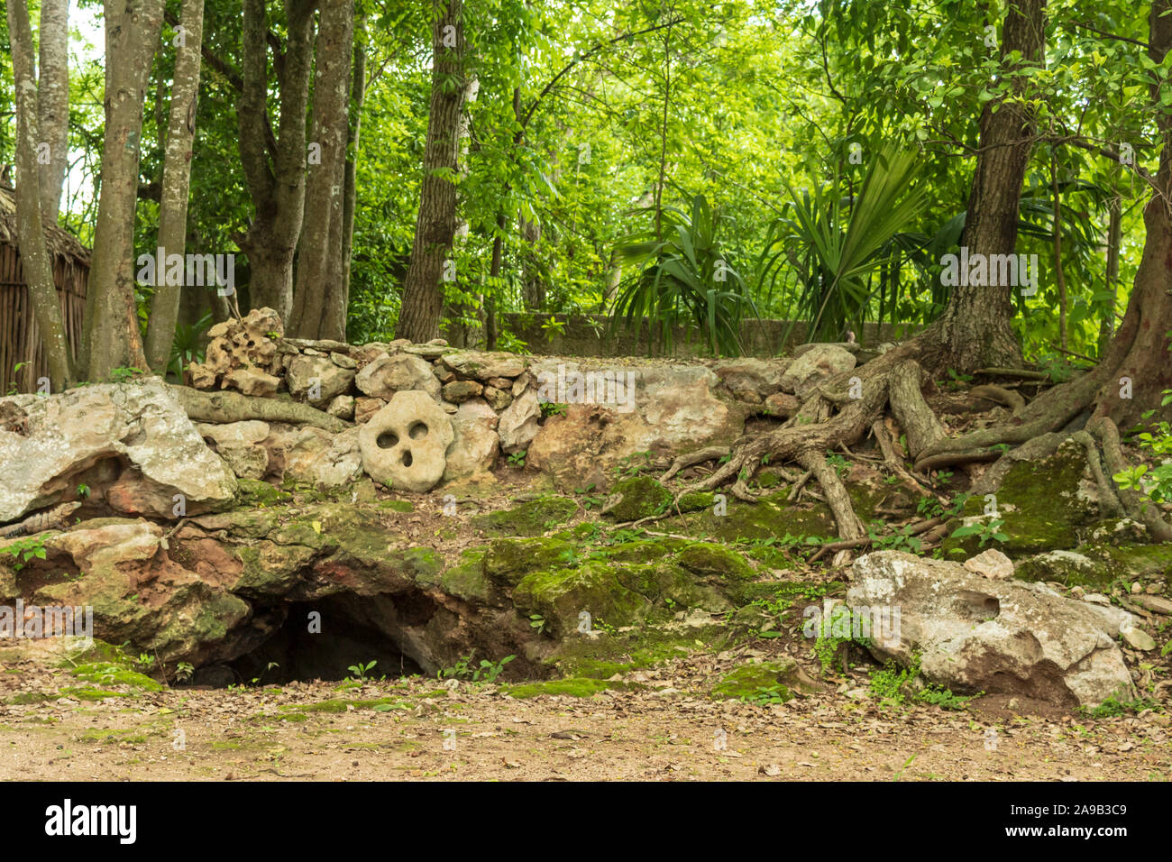 Ingresso Maya al mondo sotterraneo. I fiumi sotterranei sono il regno dei morti nella cultura maya. Questa apertura ha una pietra a forma di cranio come avvertimento Foto Stock
