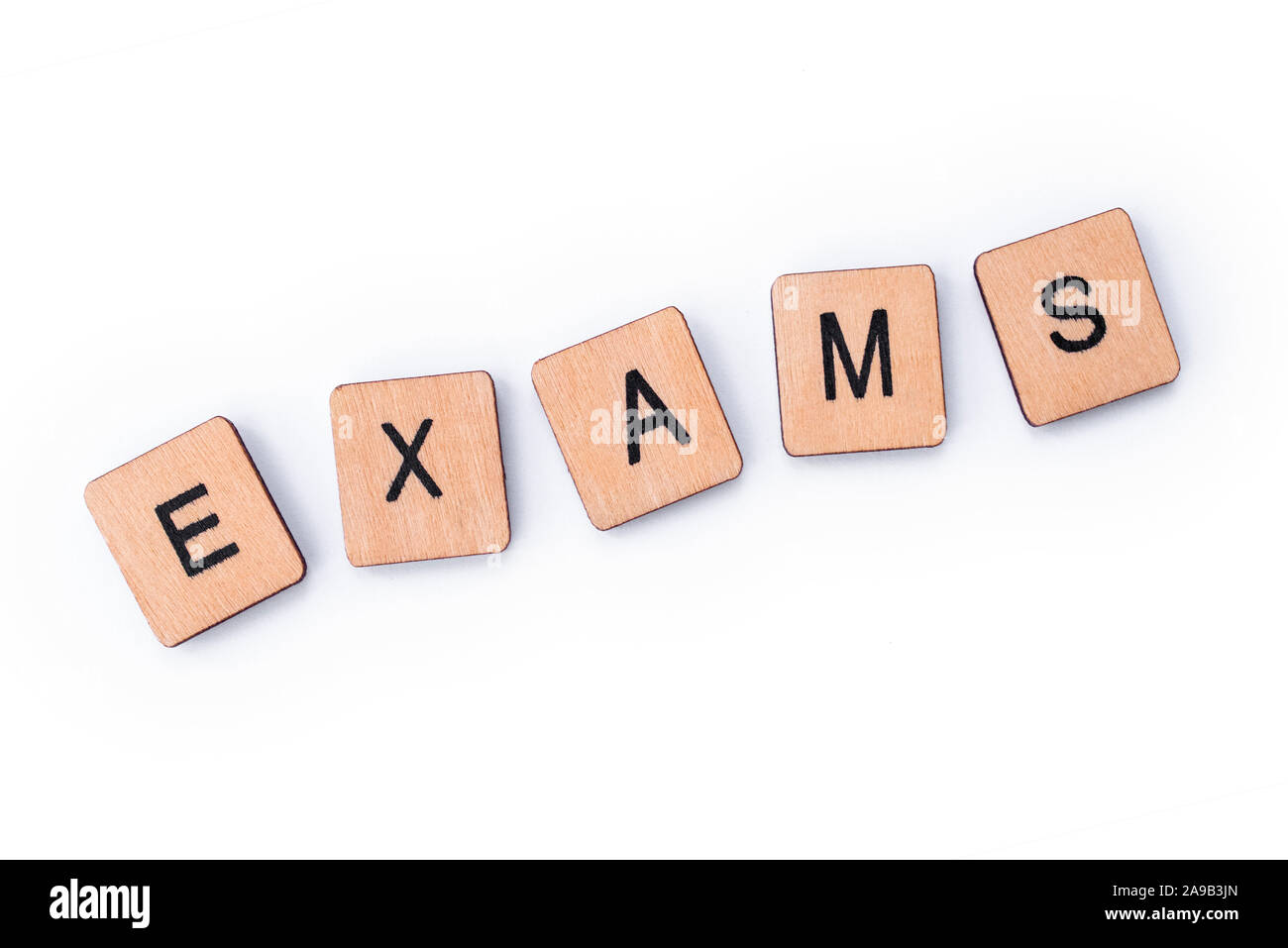 La parola esami, farro con lettera in legno piastrelle. Foto Stock
