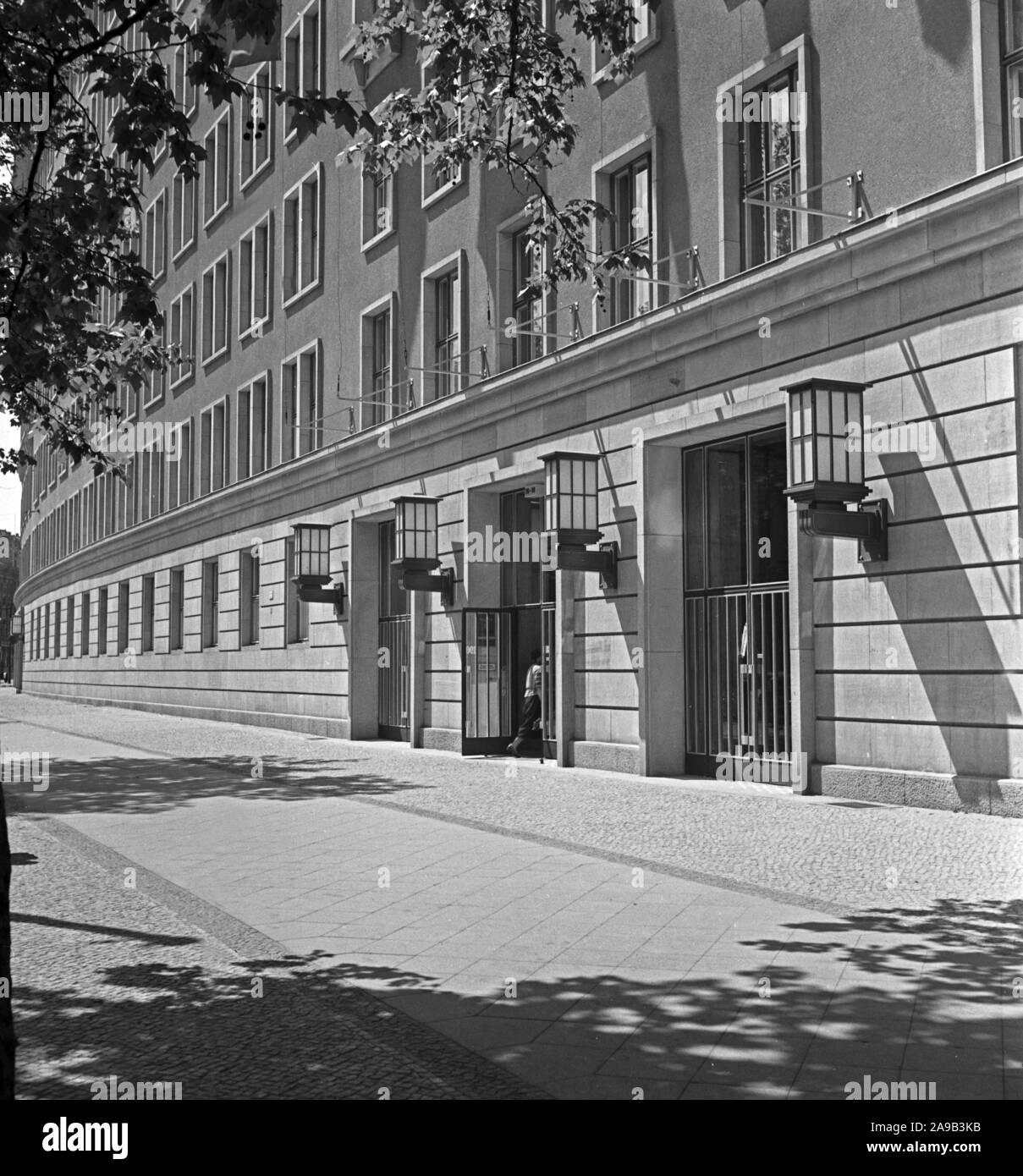 Facendo una passeggiata attraverso la capitale del III. Reich, Berlin, Germania 1940s. Foto Stock