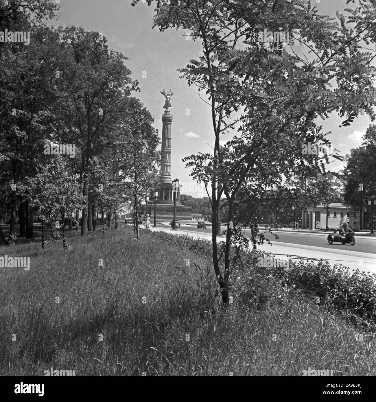 Facendo una passeggiata attraverso la capitale del III. Reich, Berlino, qui la Vittoria Colonna, 1940s. Foto Stock