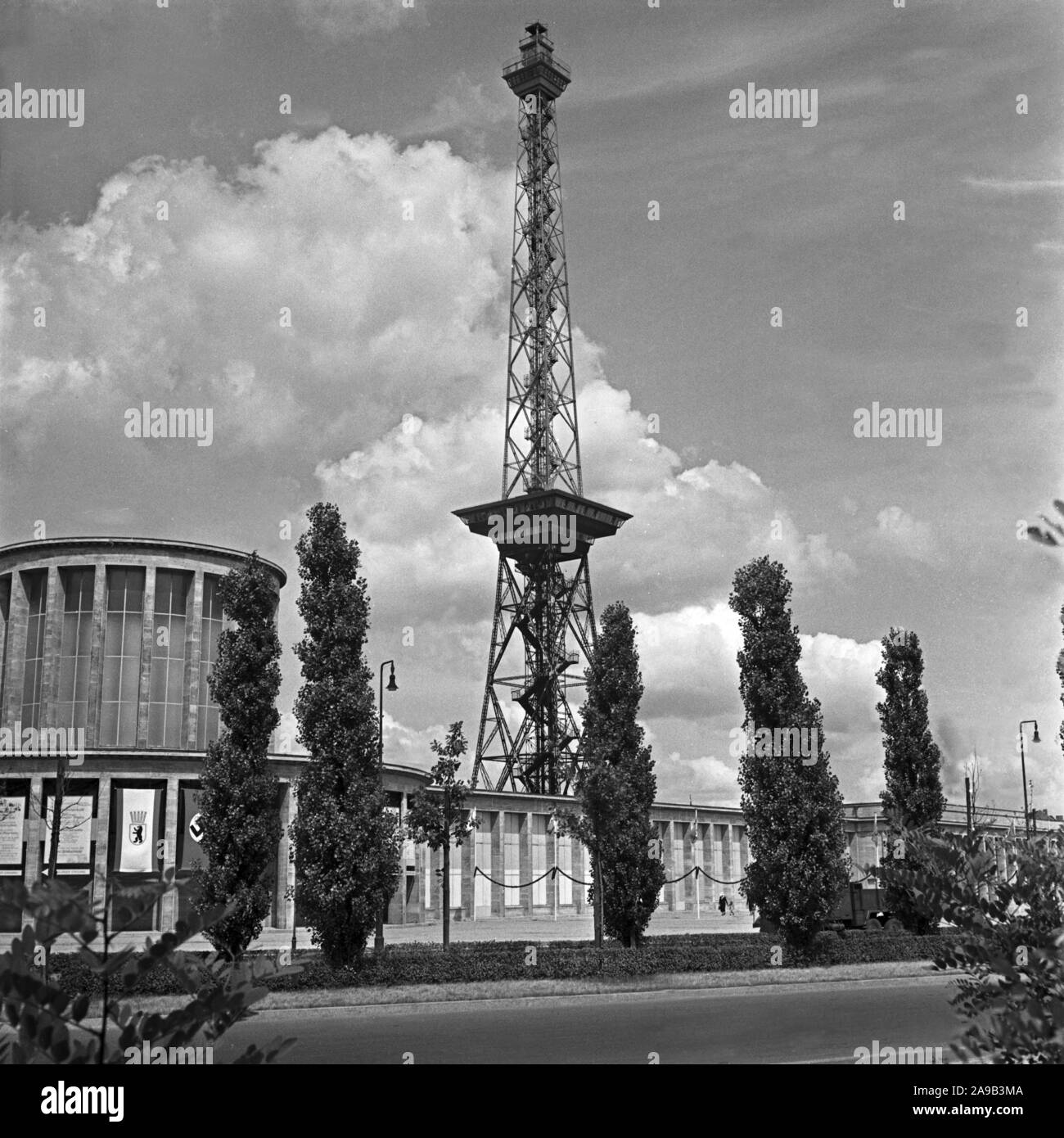 Facendo una passeggiata attraverso la capitale del III. Reich, Berlino, qui presso la torre della Radio di Berlino di Westend, 1940s. Foto Stock