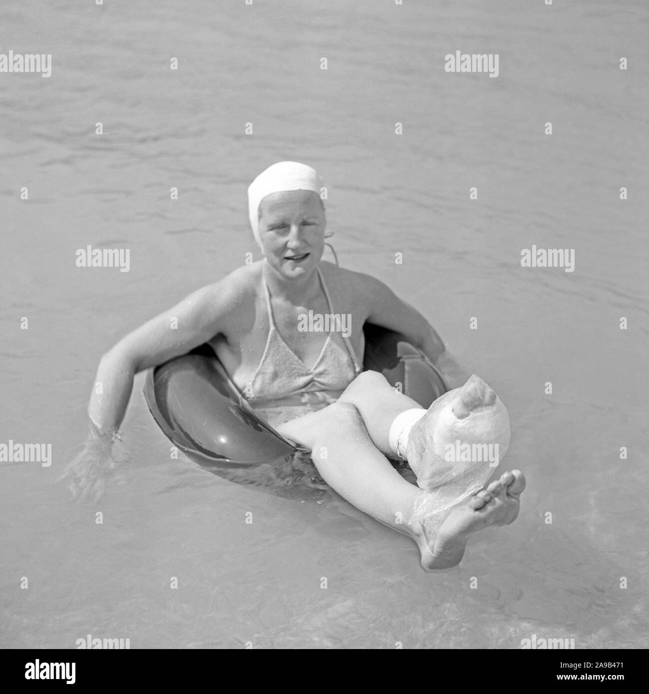 Una donna di trascorrere una giornata al lago Lautersee vicino a Mittenwald, Germania 1955 Foto Stock