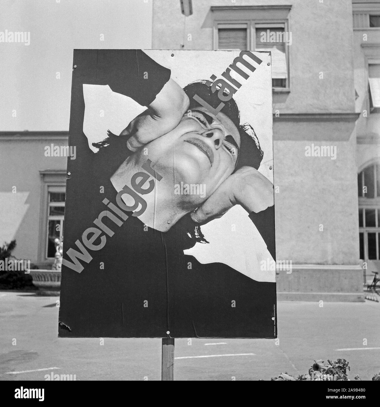 Poster con lo slogan "Meno rumore' all'interno della città di Heidelberg, Germania 1956 Foto Stock