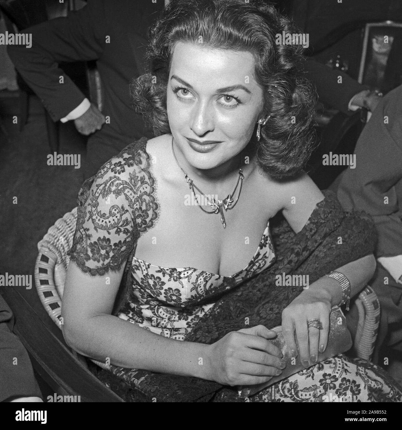 Ritratto di una giovane donna nella serata di gala abito, Germania 1957  Foto stock - Alamy