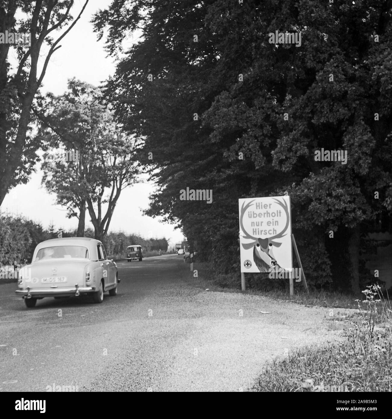 Segno di traffico da una strada in Baviera, Germania 1959 Foto Stock