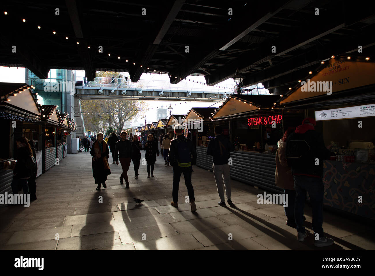 Ristoranti lungo il fiume Tamigi sulla Southbank vicino London Eye nel tardo pomeriggio di novembre. Foto Stock