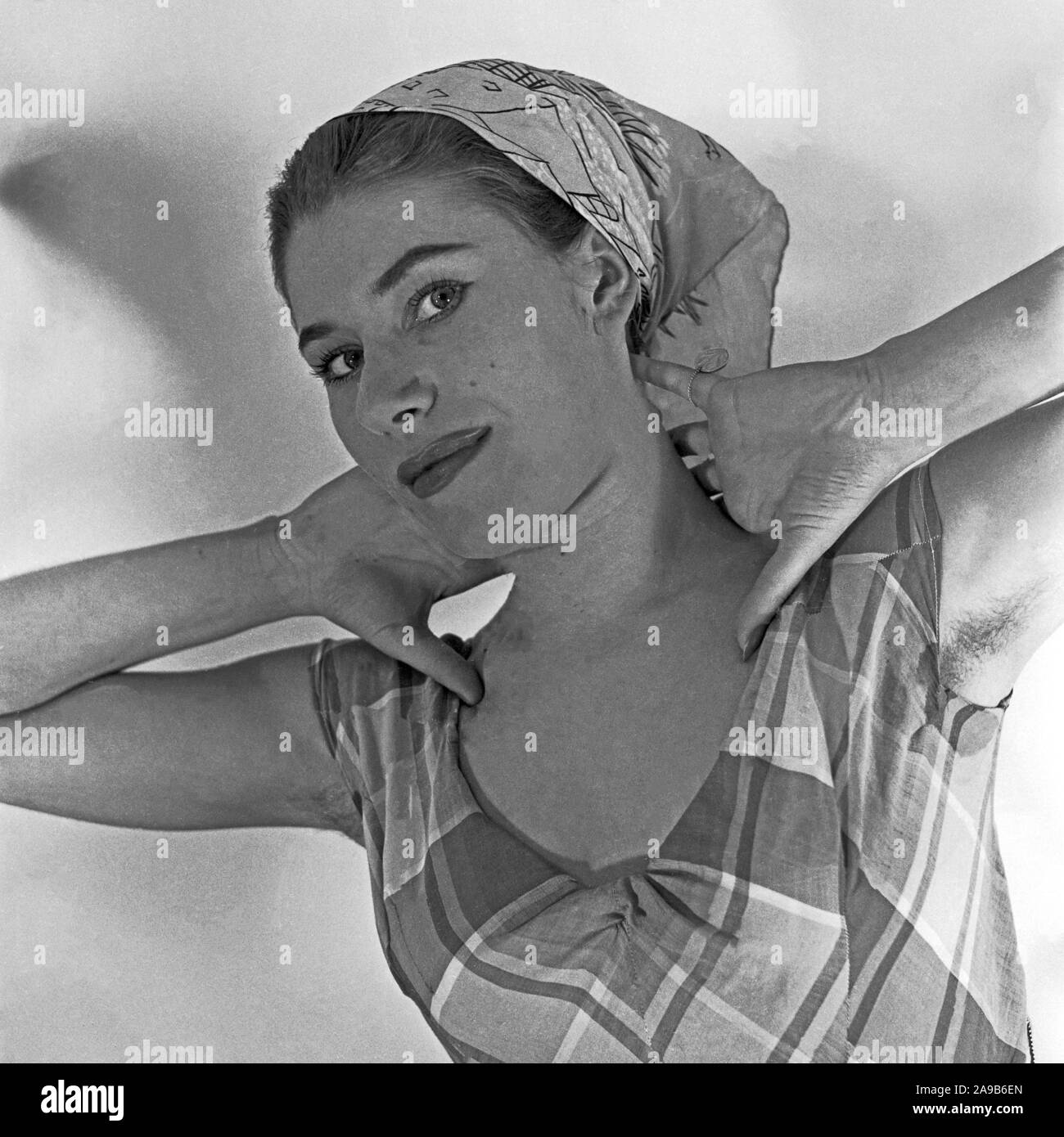 Una giovane donna che indossa un velo in posa per il fotografo, Germania 1958 Foto Stock