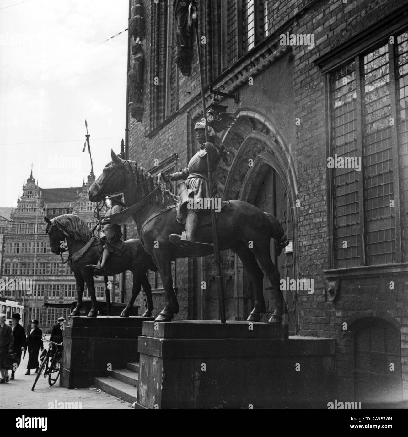 Sculture di cavalieri all'ingresso del Municipio di Brema, Germania 1930s. Foto Stock