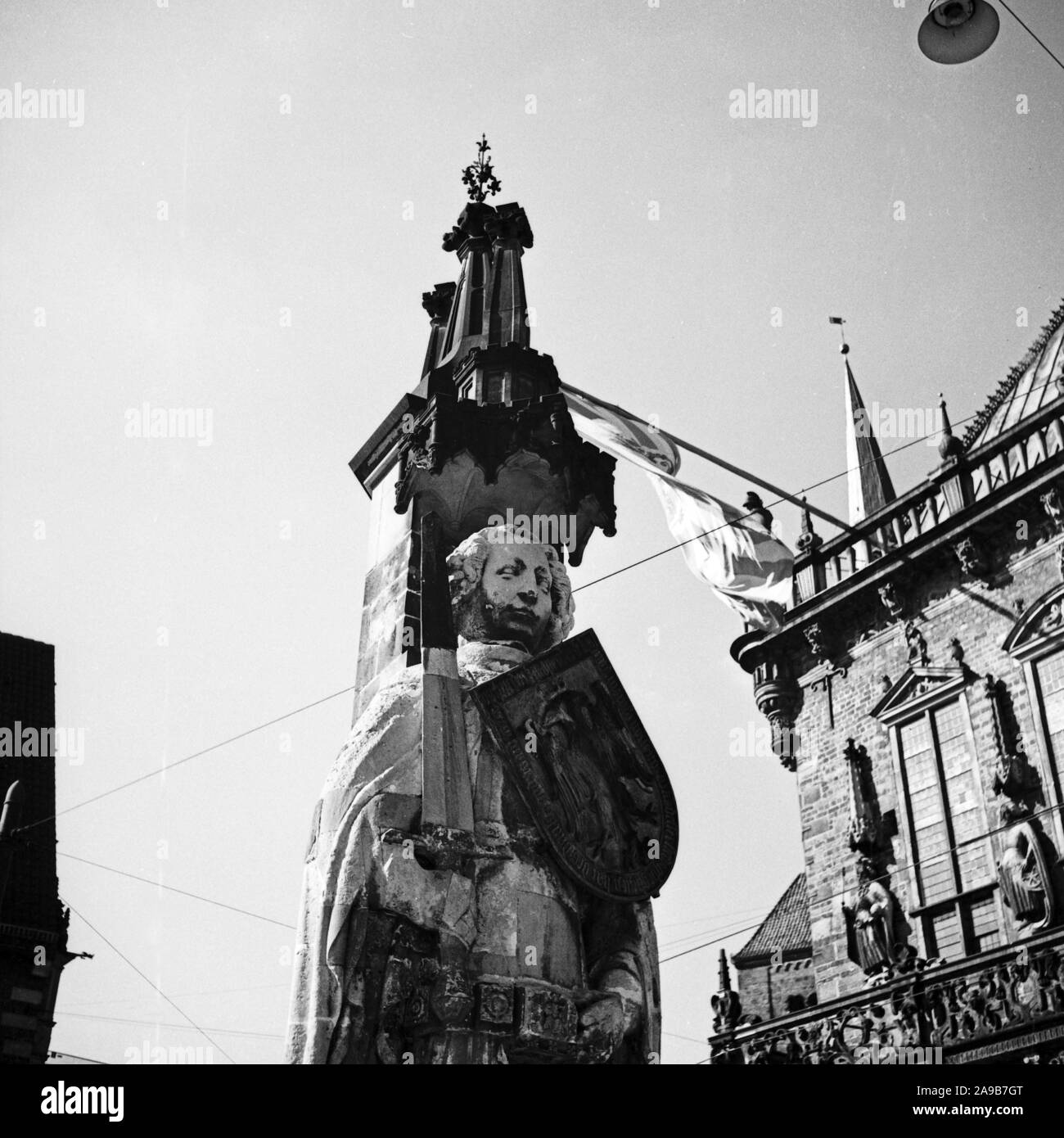 La parte di testa della statua di cavaliere Roland, di fronte al Municipio di Brema, Germania 1930s. Foto Stock