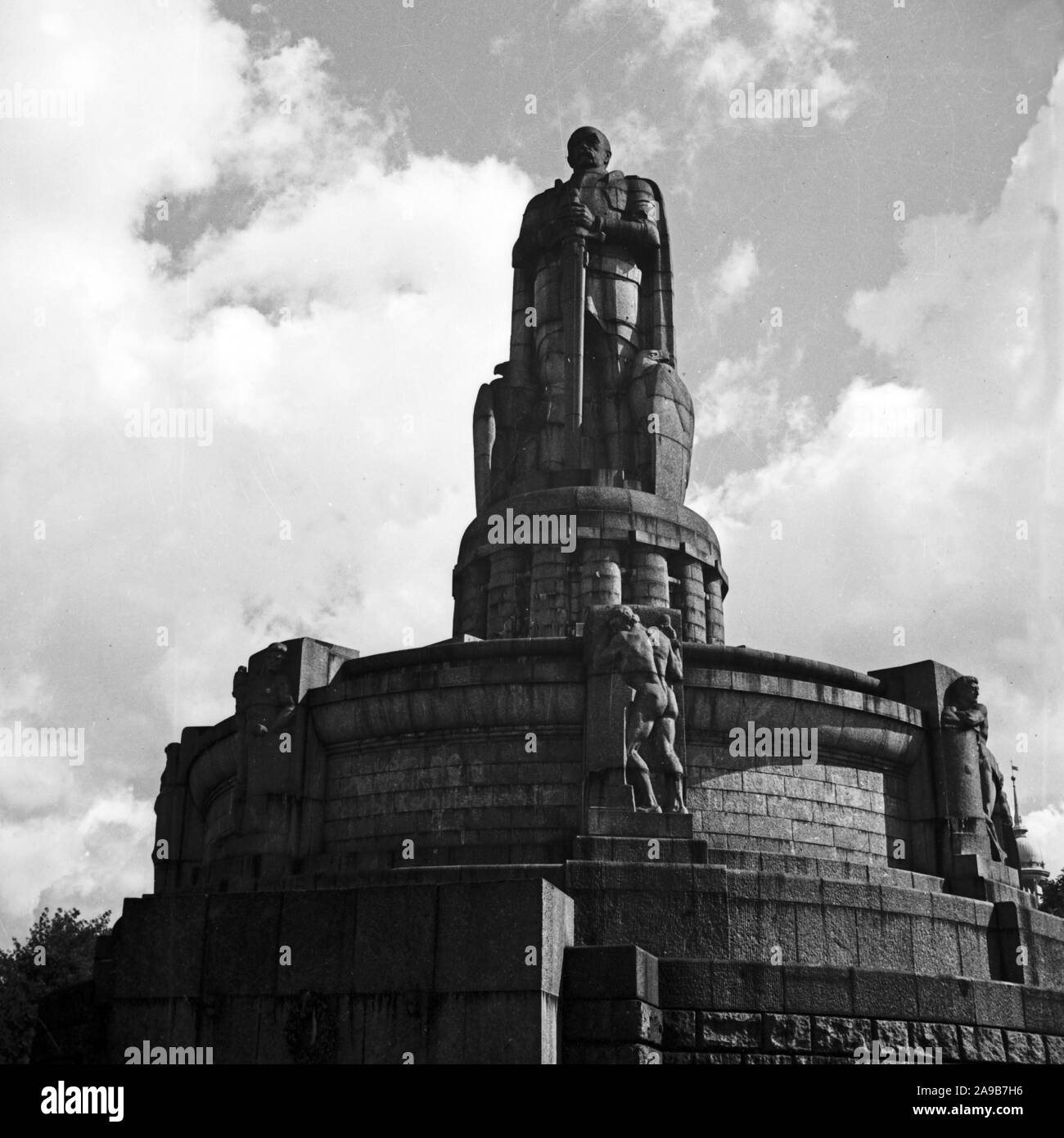 Monumento di Bismarck a Amburgo, Germania 1930s. Foto Stock