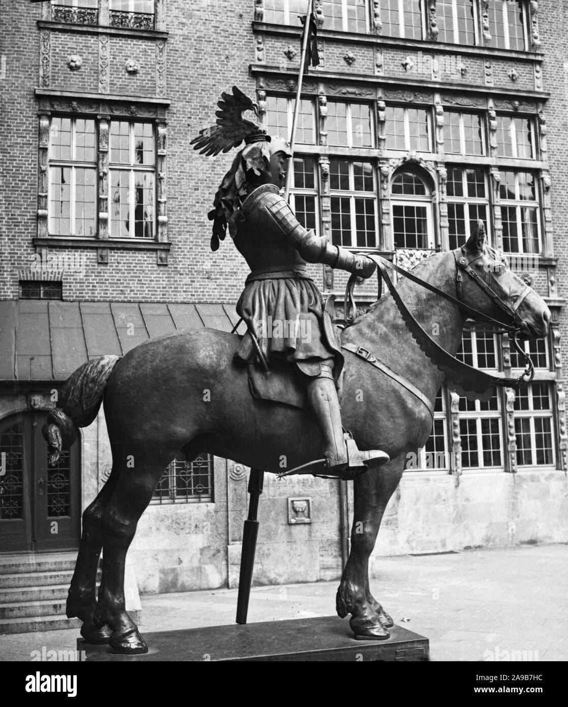 Sculture di cavalieri all'ingresso del Municipio di Brema, Germania 1930s. Foto Stock