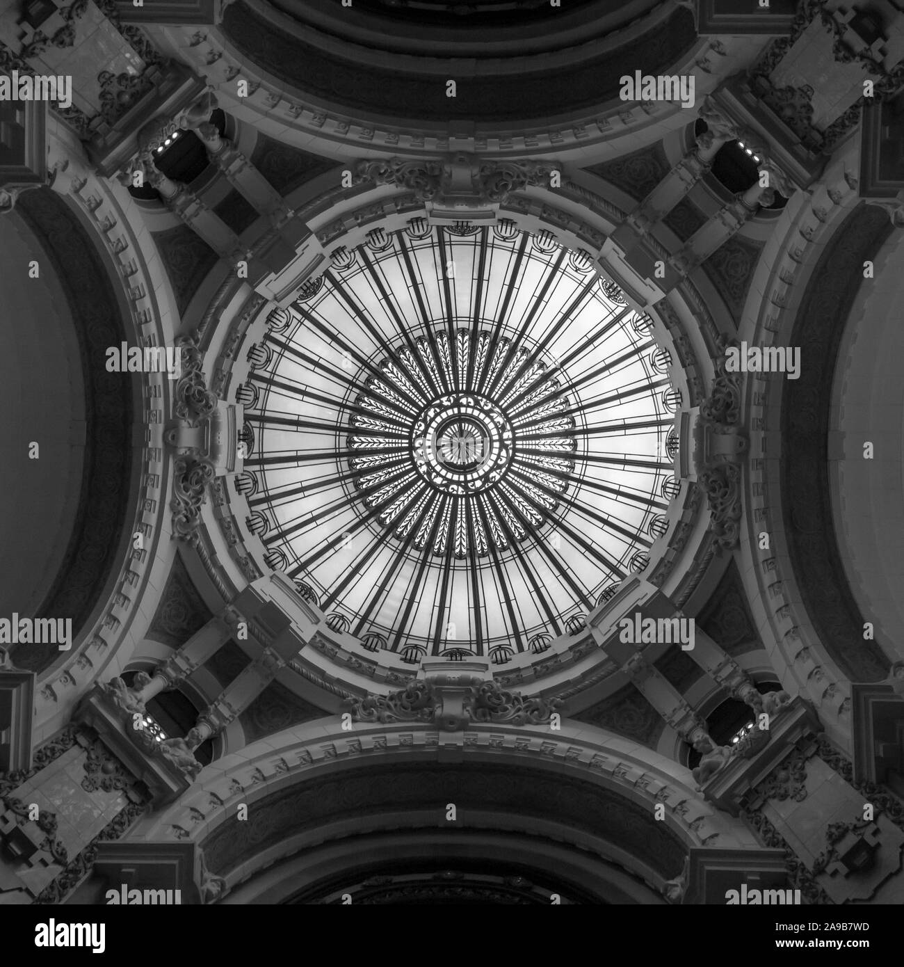 cupola circolare in vetro colorato. Decorazione degli interni in un edificio degli inizi del 20 ° secolo è ricco di ferro. Cupola geodetica di 4 punti in vetro colorato, capita Foto Stock