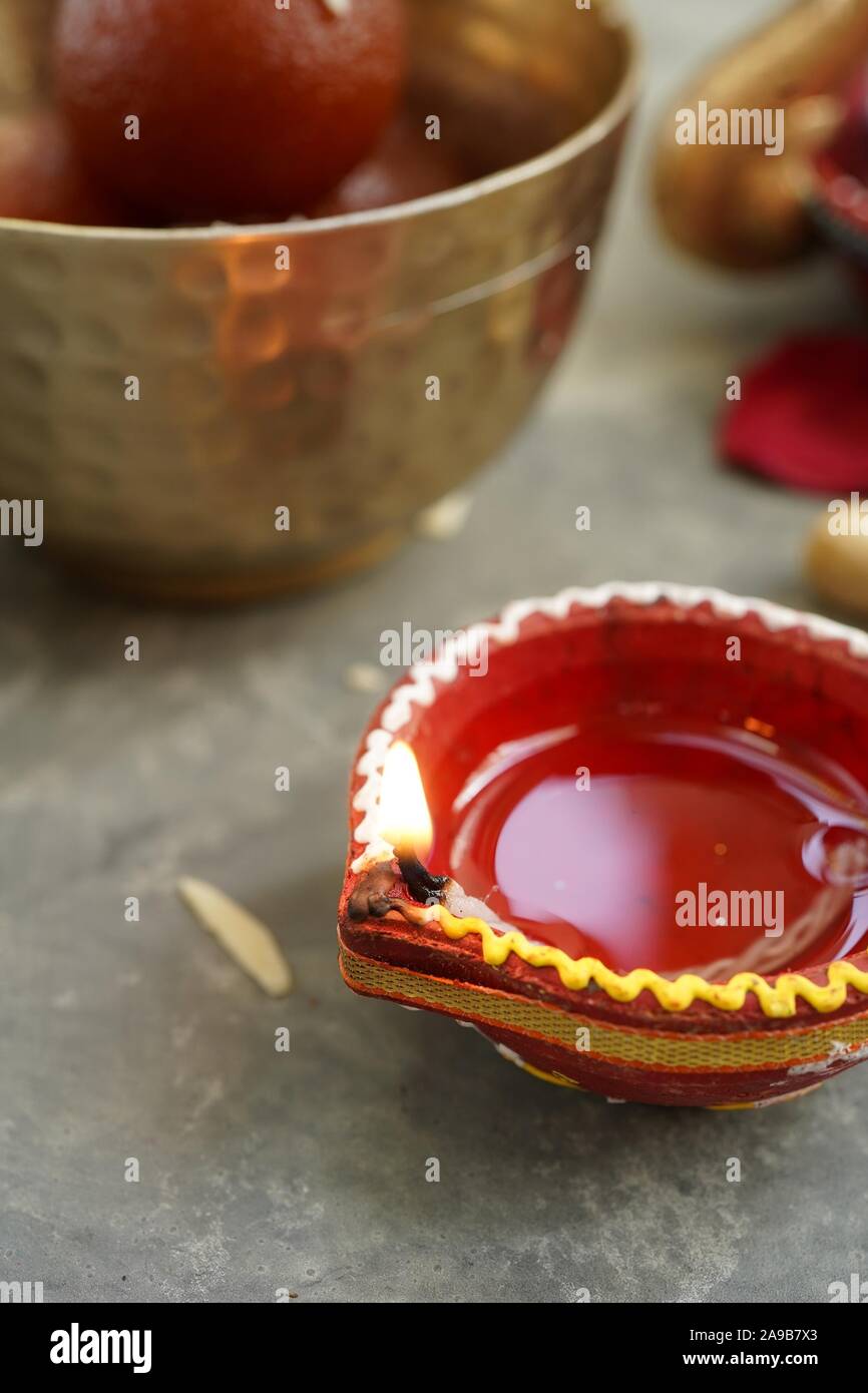 Felice Diwali sfondo - argilla colorata Diya accesa durante il Deepavali festival, il fuoco selettivo Foto Stock