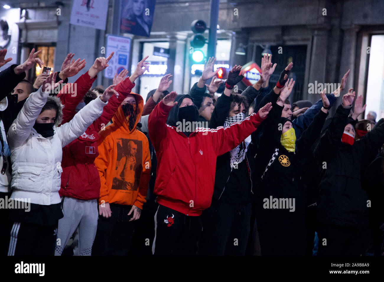 Manifestanti compiere gesti durante la dimostrazione.La polizia municipale sfrattati senza preavviso il self-managed centro comunitario La Ingobernable de Madrid che è stato creato 4 anni fa dagli attivisti quando occupa un edificio abbandonato per dare attività culturali e sociali per la città di Madrid è uno spazio contro l'ideologia dell'attuale sindaco José Luis Martínez-Almeida. Gli attivisti hanno protestato davanti al recinto della polizia che proteggeva la costruzione e successivamente crollata la città di Madrid per fermare il traffico sulle strade principali del centro della capitale spagnola. Foto Stock