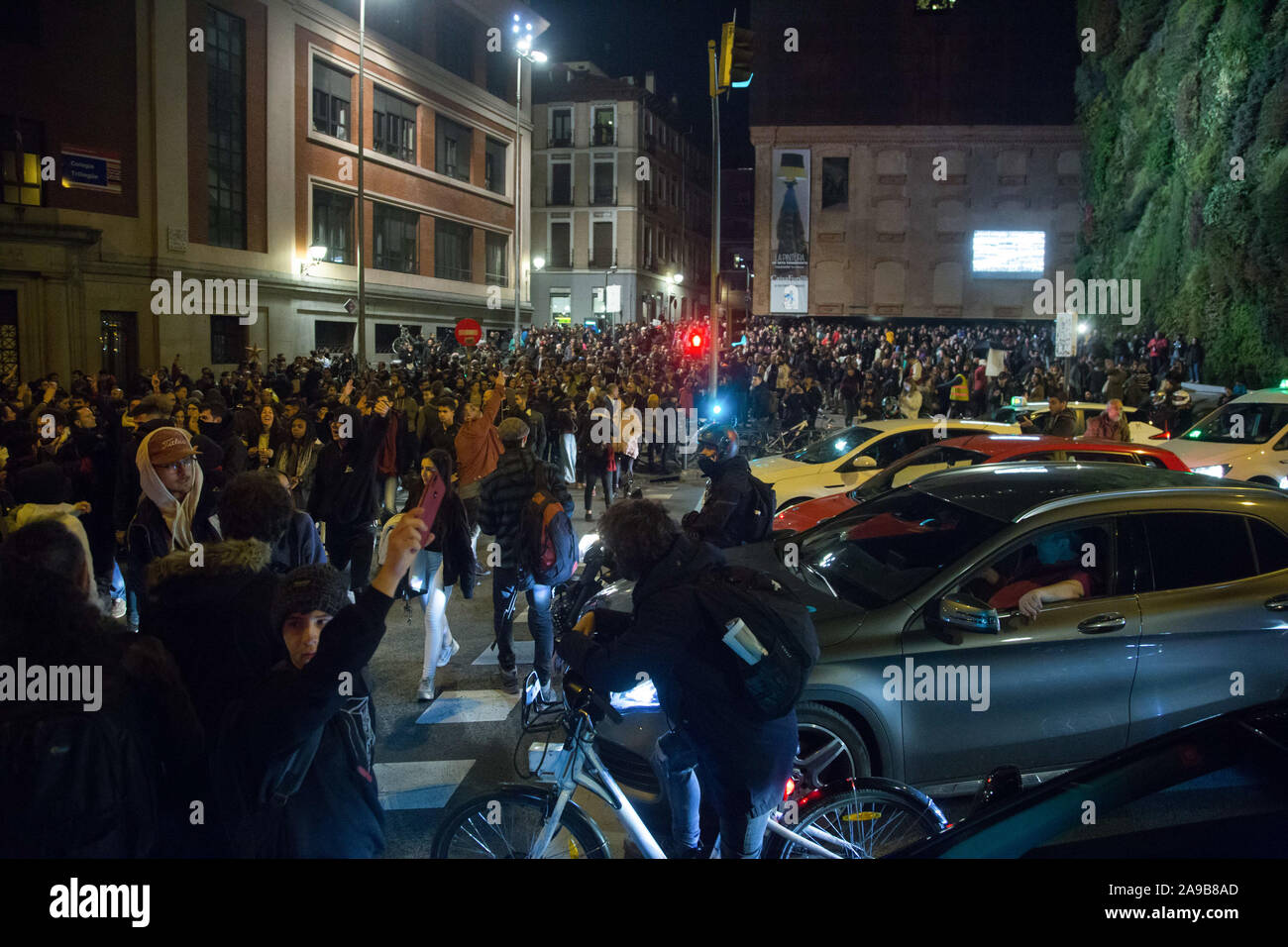 I dimostranti si riuniscono durante la dimostrazione.La polizia municipale sfrattati senza preavviso il self-managed centro comunitario La Ingobernable de Madrid che è stato creato 4 anni fa dagli attivisti quando occupa un edificio abbandonato per dare attività culturali e sociali per la città di Madrid è uno spazio contro l'ideologia dell'attuale sindaco José Luis Martínez-Almeida. Gli attivisti hanno protestato davanti al recinto della polizia che proteggeva la costruzione e successivamente crollata la città di Madrid per fermare il traffico sulle strade principali del centro della capitale spagnola. Foto Stock