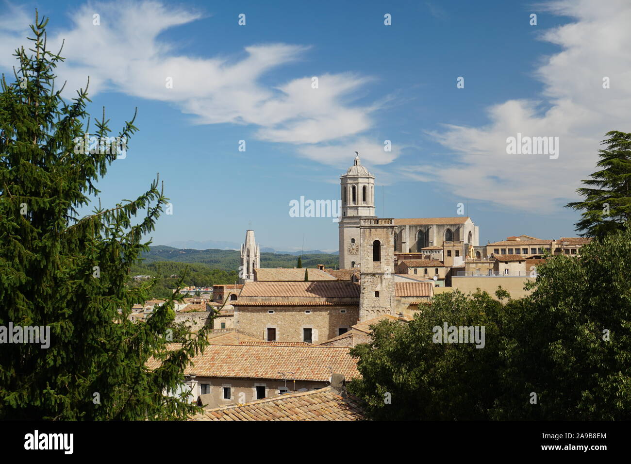 Vista della cattedrale, Girona, Catalogna, Spagna, dalle mura della città Foto Stock