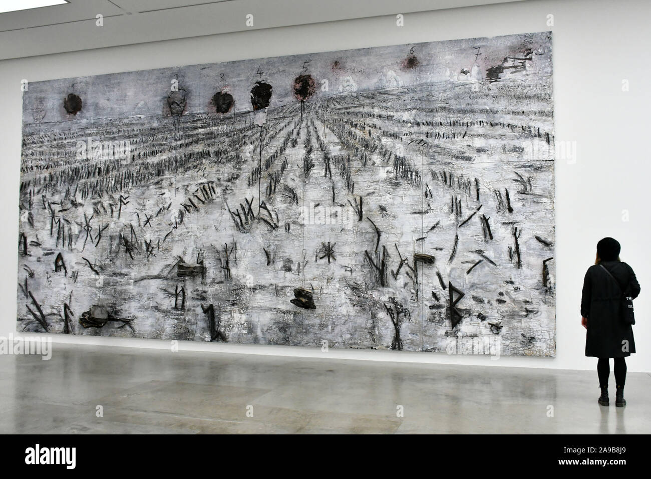 White Cube Bermondsey, Londra, Regno Unito. 14 Nov 2019. Anselm Kiefer, Die Sieben Siegel, die geheime Offenbarung des Johannes, grandi solo show di Anselm Kiefer, superstring, rune, Il Norns, nodo gordiano, che coprono tutti e quattro gli spazi e il corridoio del Bermondsey gallery, la mostra comprende grandi pittura e installazione, a White Cube Bermondsey London, Regno Unito - 14 novembre 2019 Credit: Nils Jorgensen/Alamy Live News Foto Stock