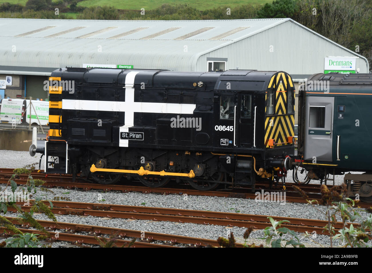 La British Rail Classe 08 è una classe di diesel-elettrico locomotiva di smistamento. 08645 St Piran ancora in uso a verde orientale vicino a Penzance, Cornwall, Regno Unito Foto Stock