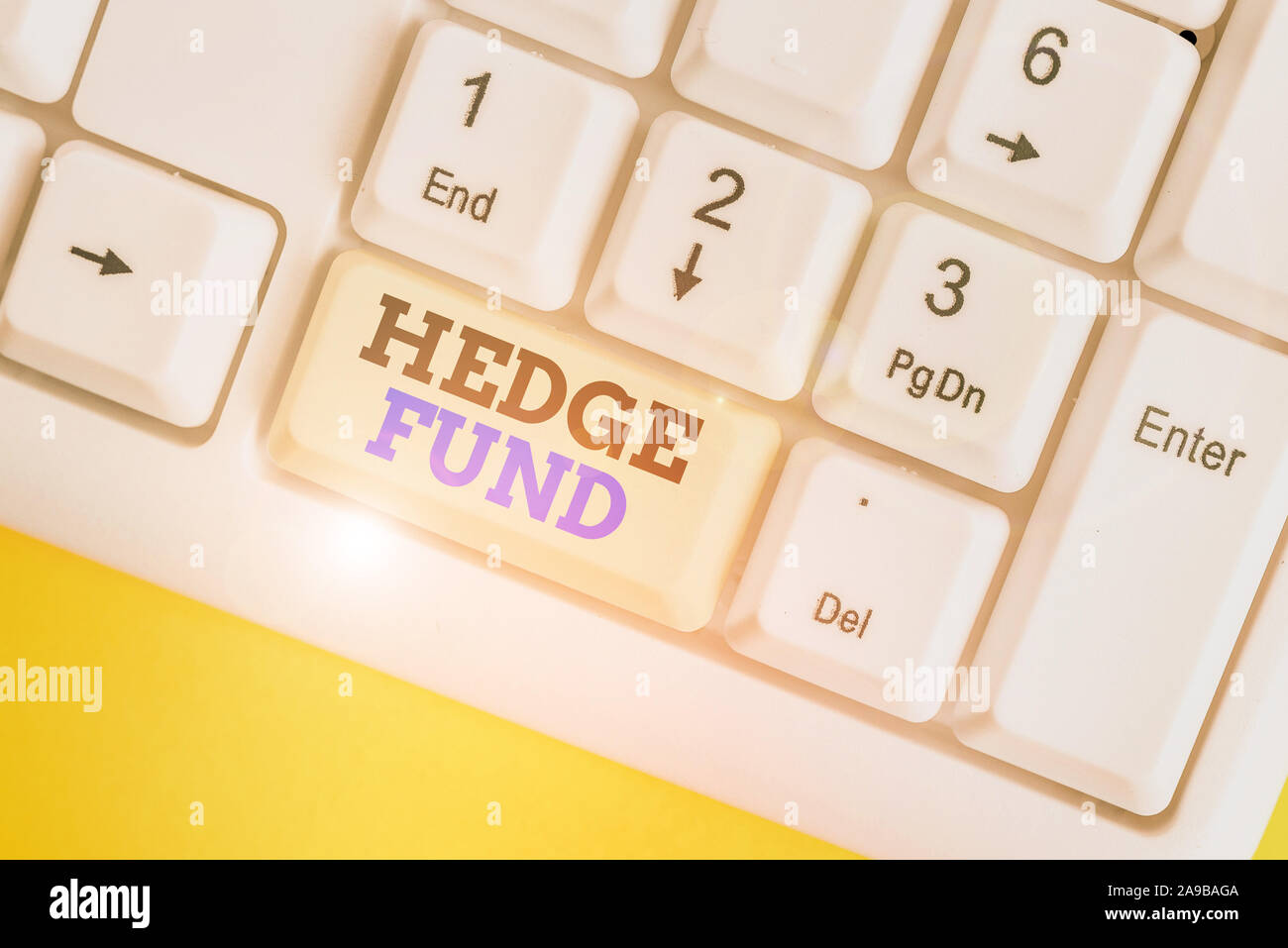 Conceptual la scrittura a mano che mostra gli hedge fund. Concetto significato fondamentalmente un nome di fantasia per un investimento alternativo bianco di partenariato tastiera PC con n. Foto Stock