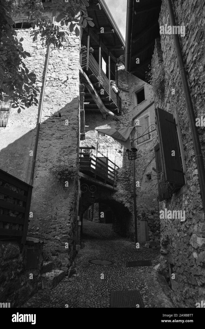 Il colle medievale borgo di Canale di Tenno da Via al Lago, Trentino-Alto Adige, Italia. Versione in bianco e nero Foto Stock