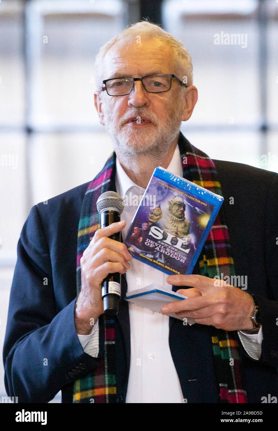 Leader laburista Jeremy Corbyn durante una visita alla National Mining Museum presso la ex Lady Victoria Colliery, Newtongrange, sulla campagna elettorale trail. Foto Stock