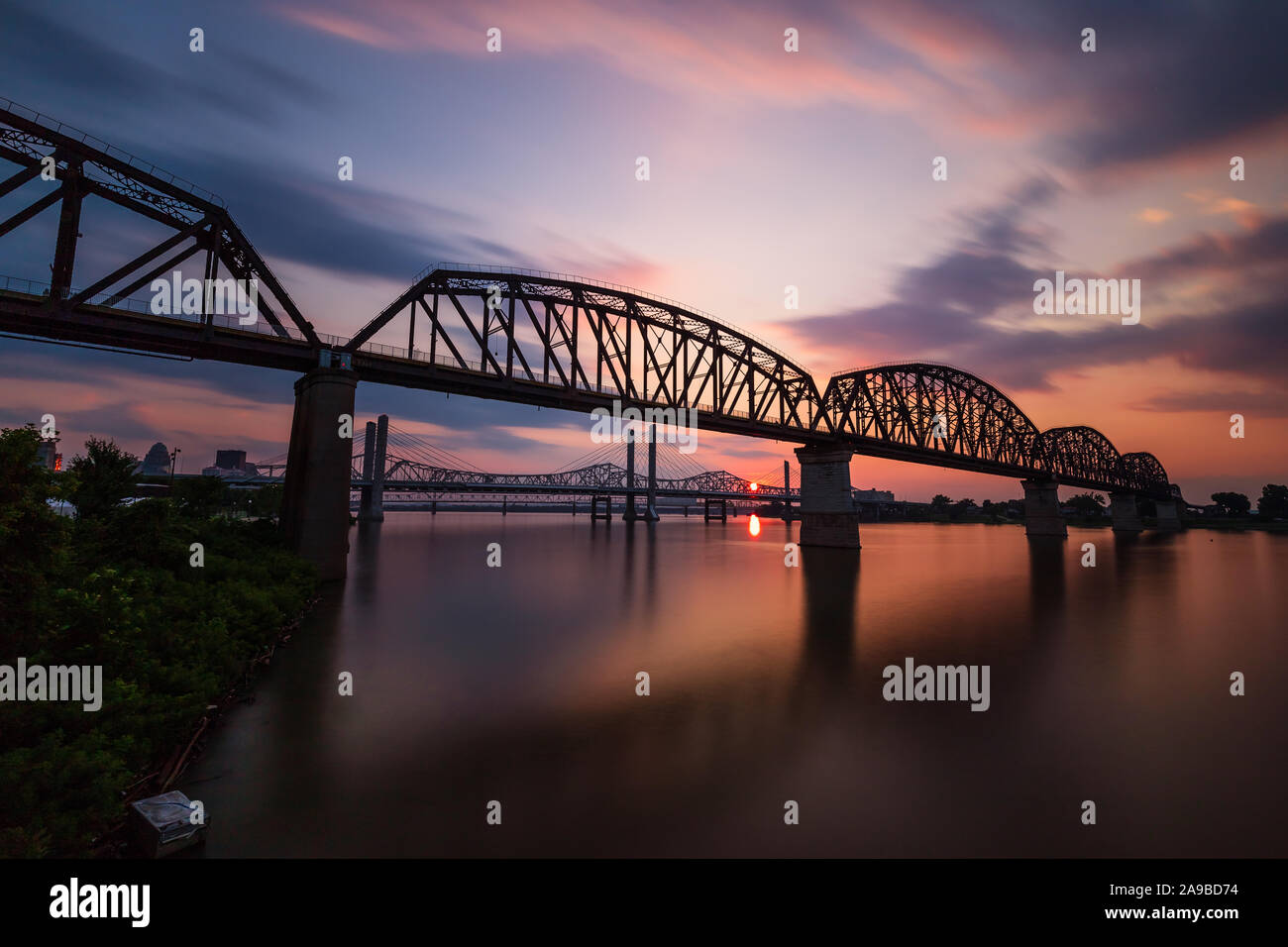 Una lunga esposizione tramonto dei quattro grandi ponte che è un ponte pedonale che attraversa il fiume Ohio e collega il Kentucky e Indiana. Foto Stock