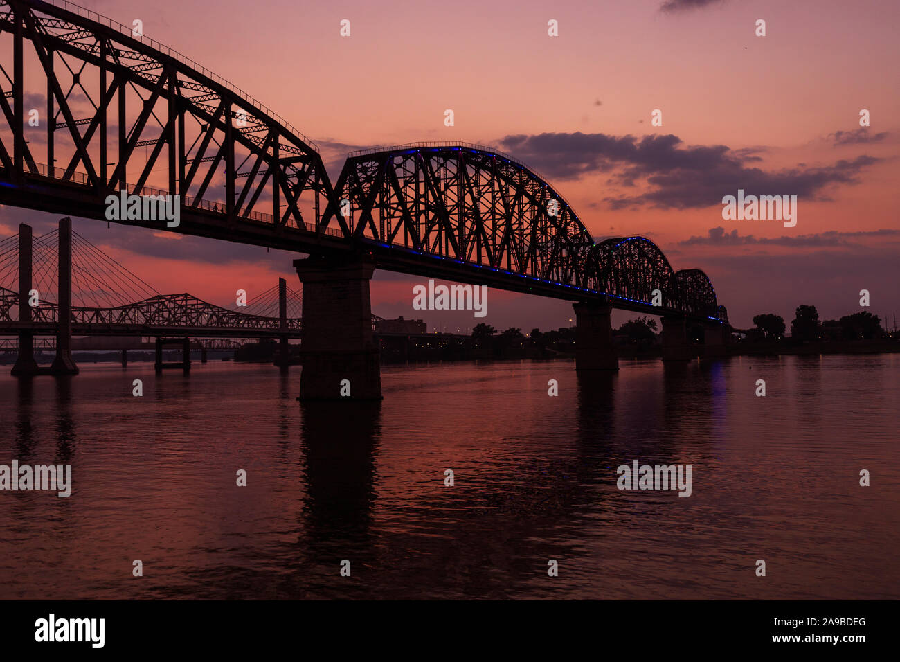 Il tramonto dei quattro grandi ponte di Louisville, KY. Foto Stock