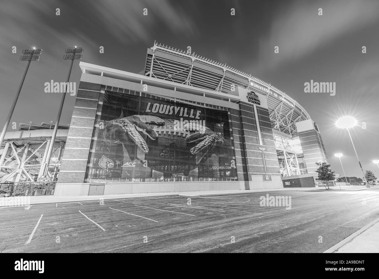 L'Università di Louisville Cardinale Stadium è stato di recente rinnovato per essere in grado di raggiungere una capacità di 55.000 per la loro squadra di calcio. Foto Stock
