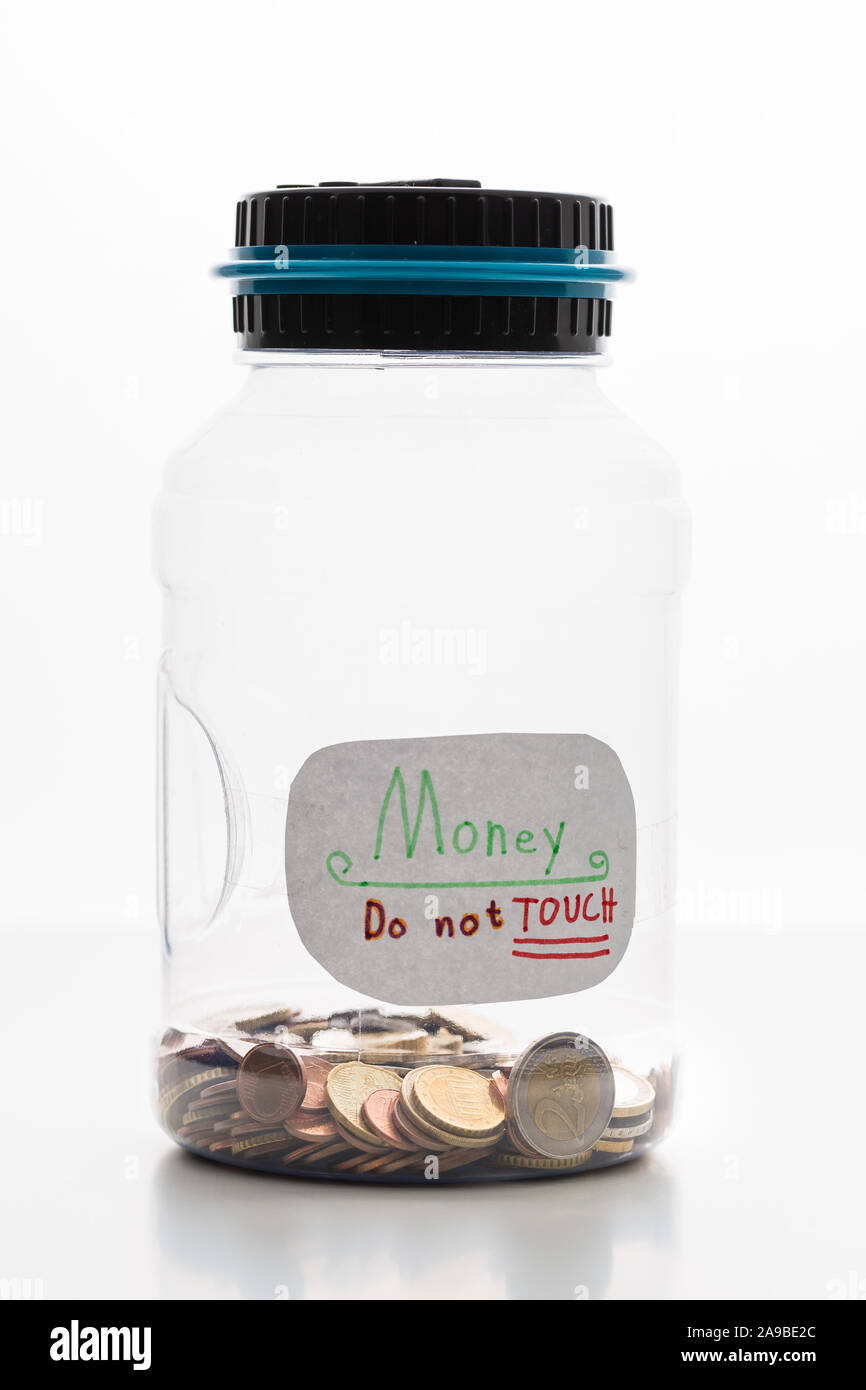 Piggybank moderno per monete su sfondo bianco. Il denaro. Coin bank. Foto Stock