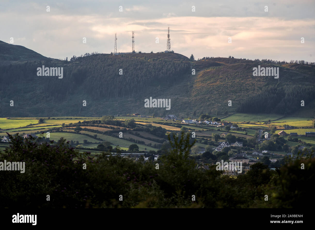 11.07.2019, Dundalk, Louth, Irlanda - frontiera irlandese: bussole ancora in Irlanda, dalle colline dell'Irlanda del Nord. 00A190711D447CAROEX.JPG [modello RELEAS Foto Stock