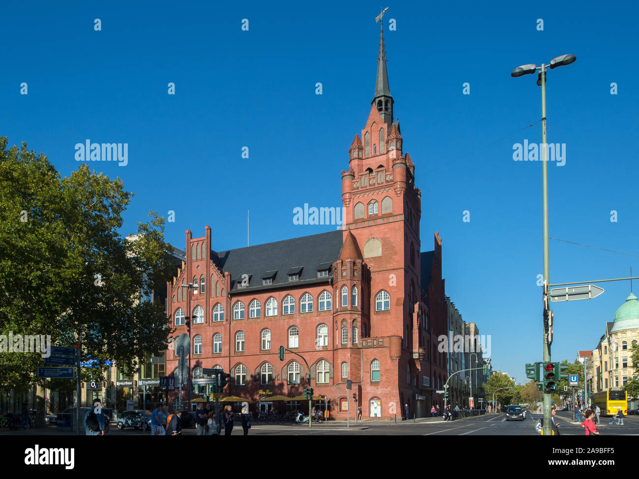 14.10.2018, Koenigs Wusterhausen , Germania - Il Steglitz Municipio sull'angolo di Schloss-/Grunewaldstrasse, costruito nel 1897/1898 secondo desig Foto Stock
