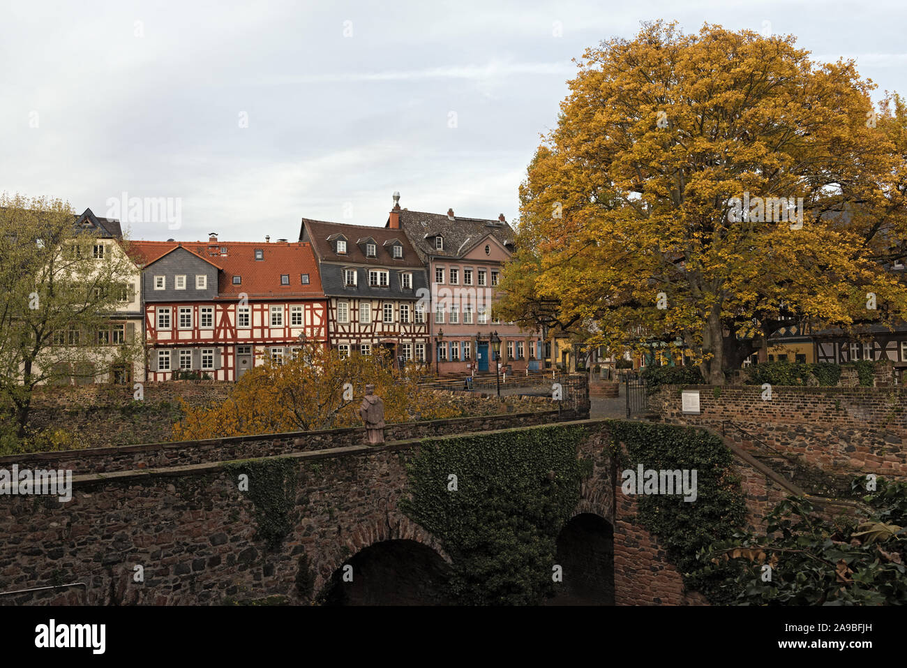 Storica schlossplatz a Francoforte hoechst in autunno in Germania Foto Stock