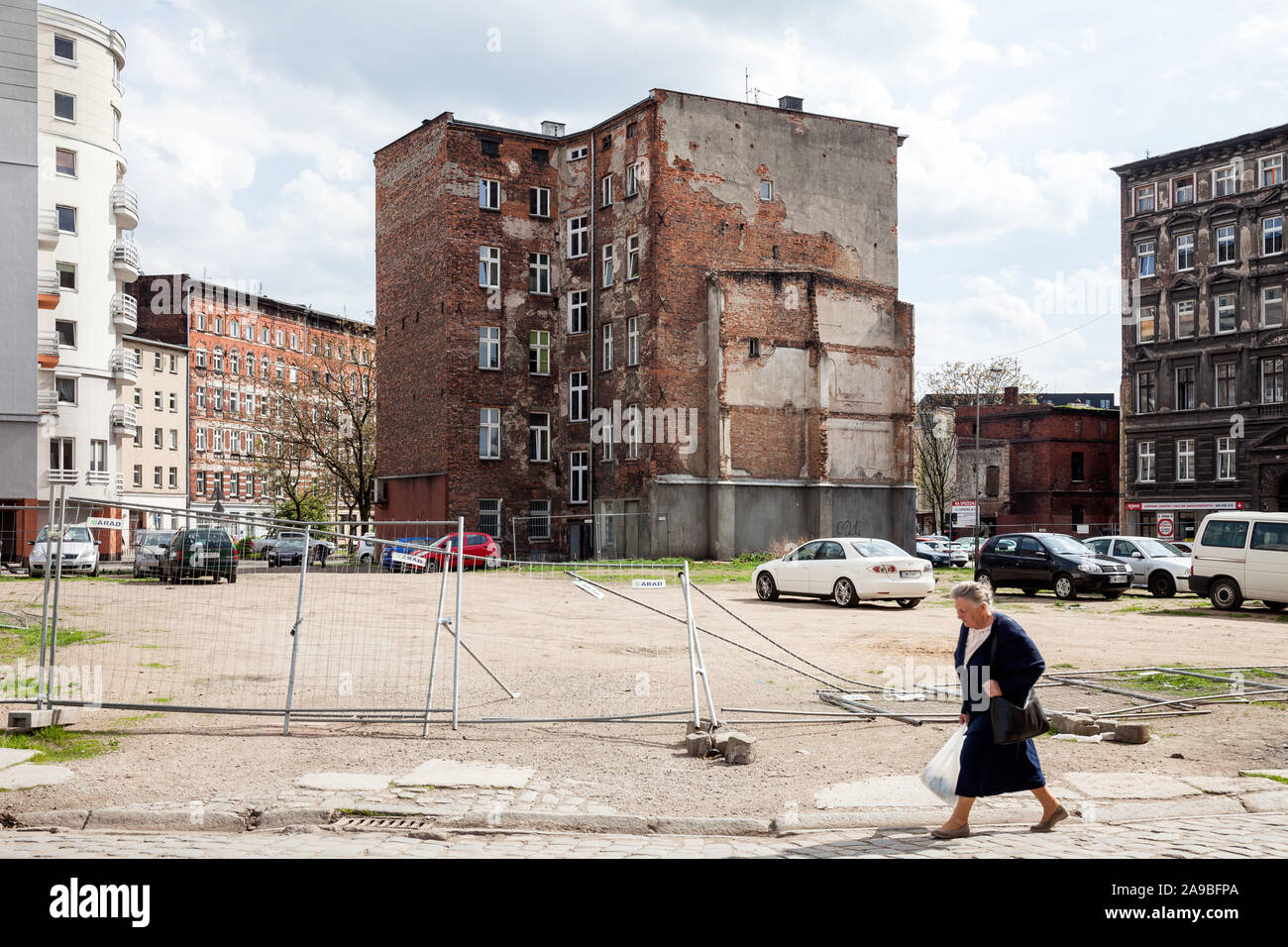 27.04.2018, Wroclaw, Bassa Slesia, Polonia - Proprietà non sviluppate e di vecchi edifici di Wroclaw. 00P180427D226CAROEX.JPG [modello di rilascio: NO, la proprietà R Foto Stock