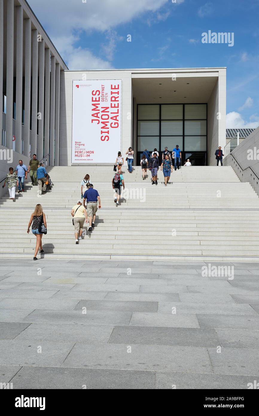 12.08.2019, Berlin, Berlin, Germania - Il James Simon Gallery. Il nuovo edificio dall'architetto David Chipperfield è il centro visitatori del museo è Foto Stock